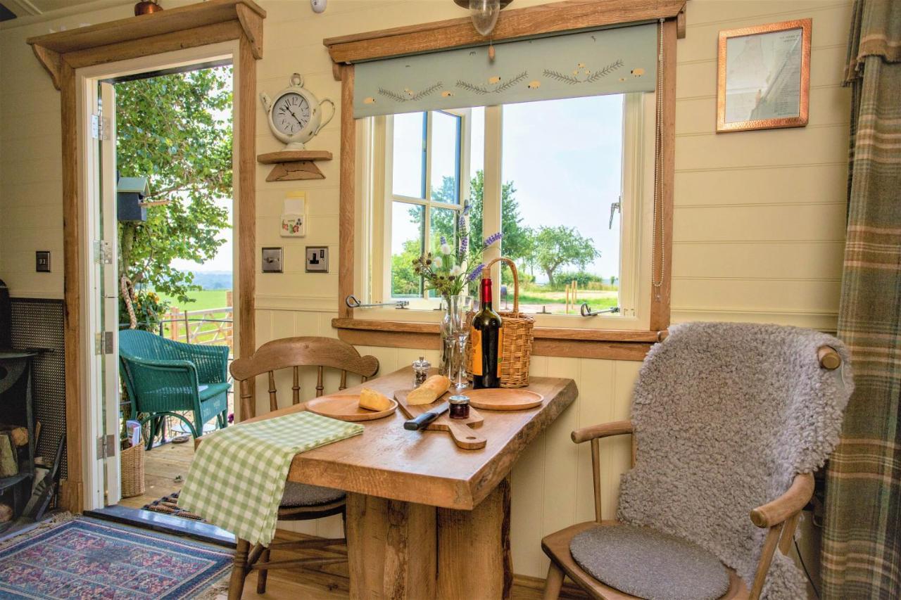 The Abberton Shepherds Hut Evesham Extérieur photo